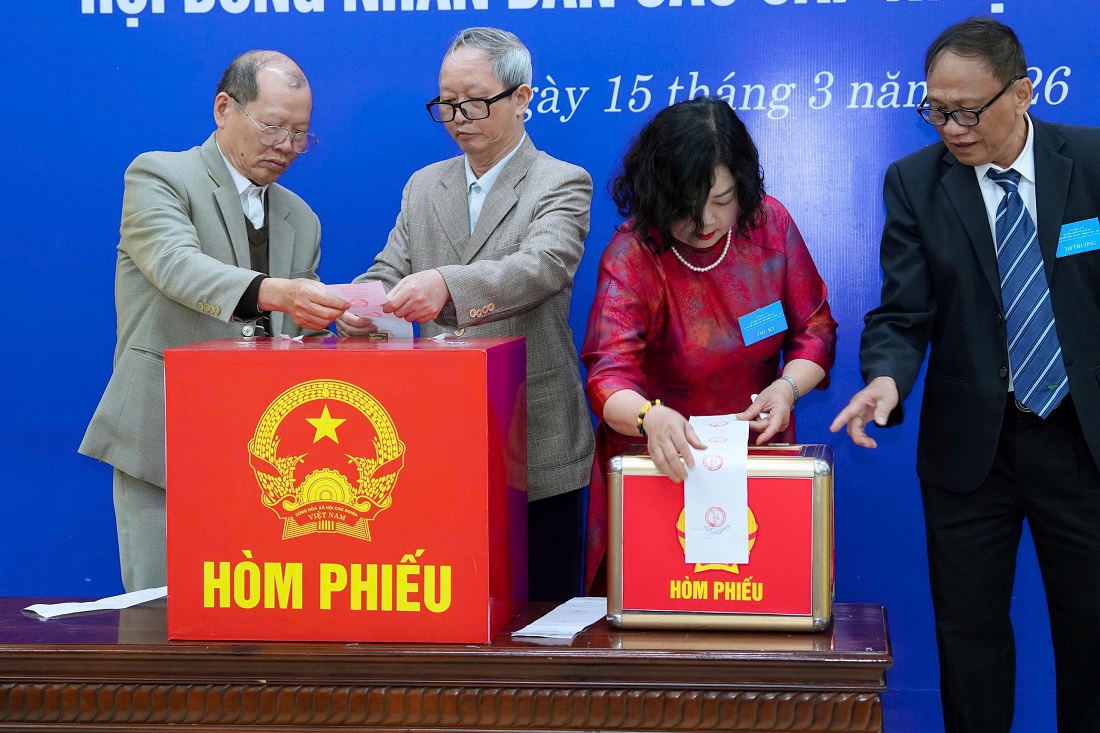 Tổ bầu cử kiểm tra và niêm phong thùng phiếu