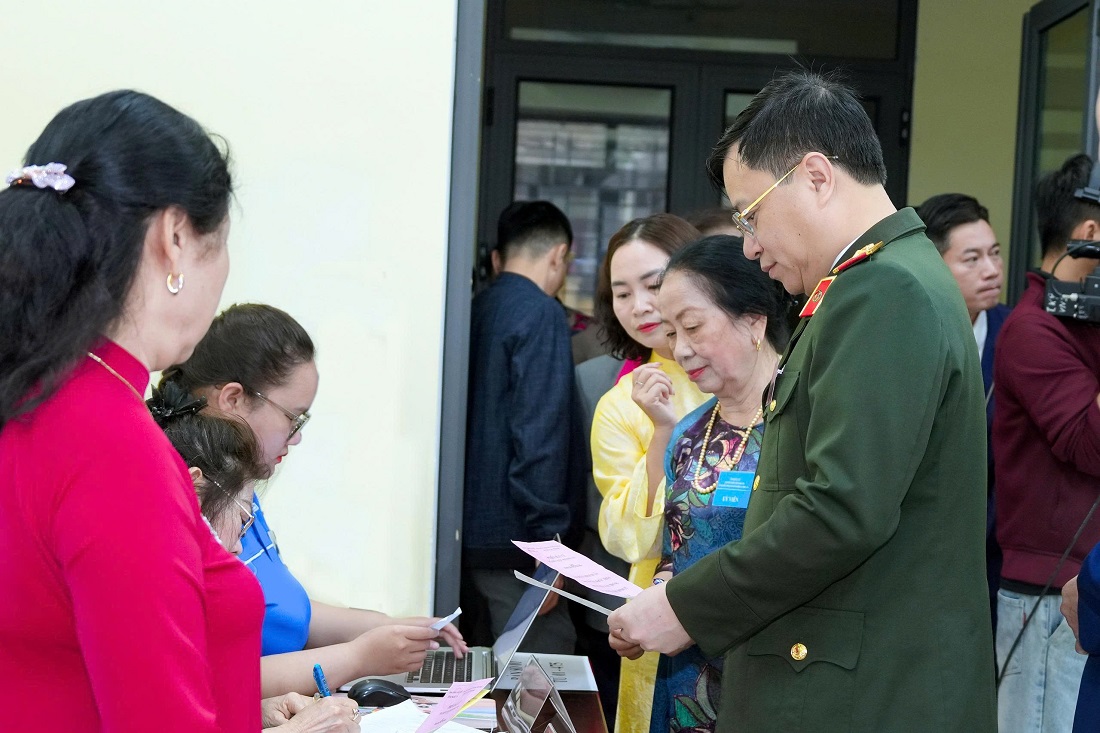 Đồng chí Thiếu tướng Đinh Việt Dũng - Ủy viên Ban Thường vụ Tỉnh ủy, Giám đốc Công an tỉnh nhận phiếu bầu cử