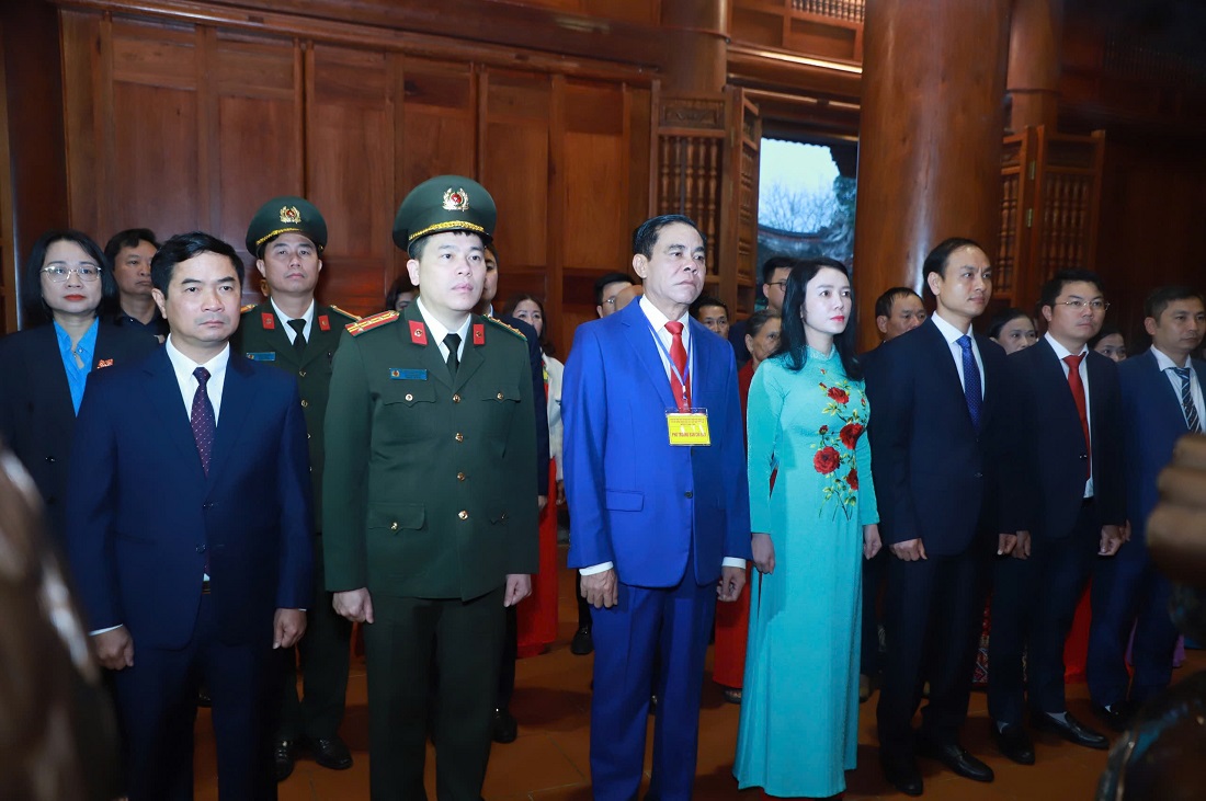 Các đại biểu thành kính tưởng niệm Chủ tịch Hồ Chí Minh