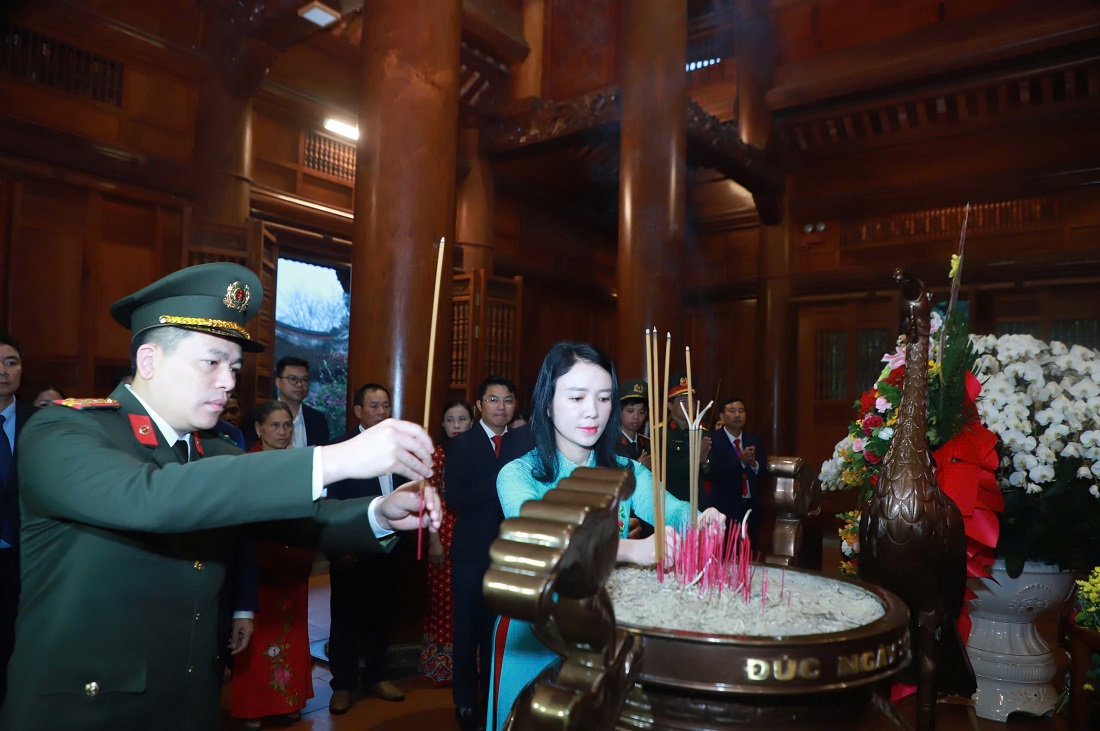 Đồng chí Đại tá Trần Hồng Quang, Phó Bí thư Đảng uỷ,  Phó Giám đốc Công an tỉnh dâng hương tưởng niệm Chủ tịch Hồ Chí Minh