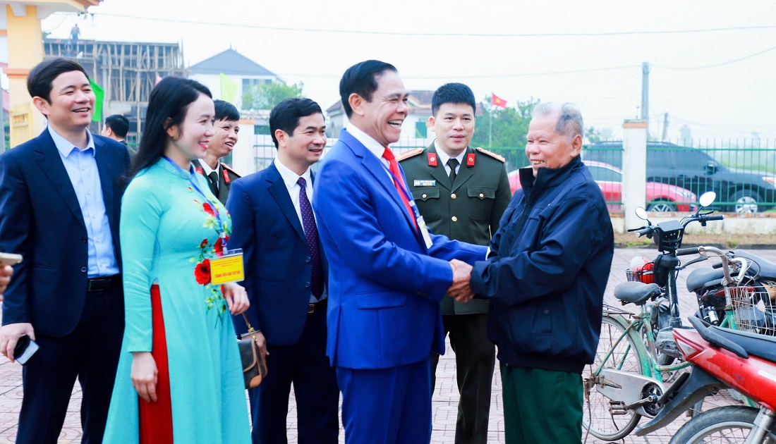 Chủ tịch UBND tỉnh Võ Trọng Hải trò chuyện cùng cử tri xóm Sen 2, xã Kim Liên