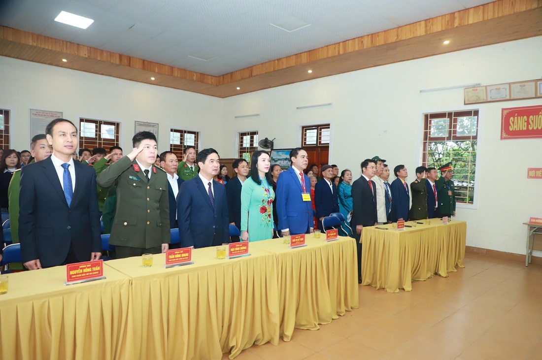 Các đại biểu thực hiện nghi Lễ chào cờ Tổ quốc khai mạc bầu cử