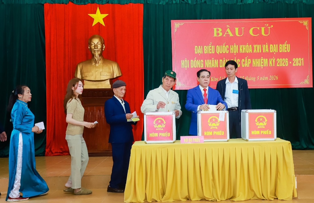 Chủ tịch UBND tỉnh Võ Trọng Hải bỏ phiếu bầu cử tại Khu vực bỏ phiếu số 8, xóm Sen 2, xã Kim Liên