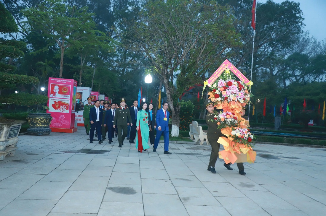 Chủ tịch UBND tỉnh Võ Trọng Hải và các đại biểu về dâng hoa, dâng hương tưởng niệm Chủ tịch Hồ Chí Minh tại Khu Di tích Kim Liên