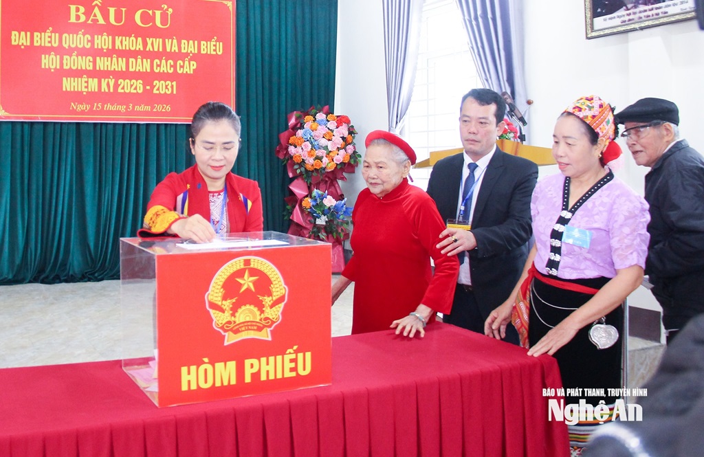 Đồng chí Võ Thị Minh Sinh - Phó Bí thư Tỉnh ủy, Chủ tịch Uỷ ban MTTQ Việt Nam tỉnh, Trưởng Đoàn đại biểu Quốc hội tỉnh bỏ phiếu bầu cử tại khu vực bỏ phiếu số 9, xã Quỳ Hợp - ảnh: Mai Hoa