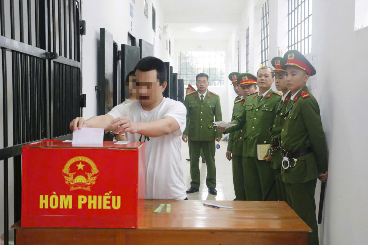 Thùng phiếu được linh động đưa vào khu giam giữ