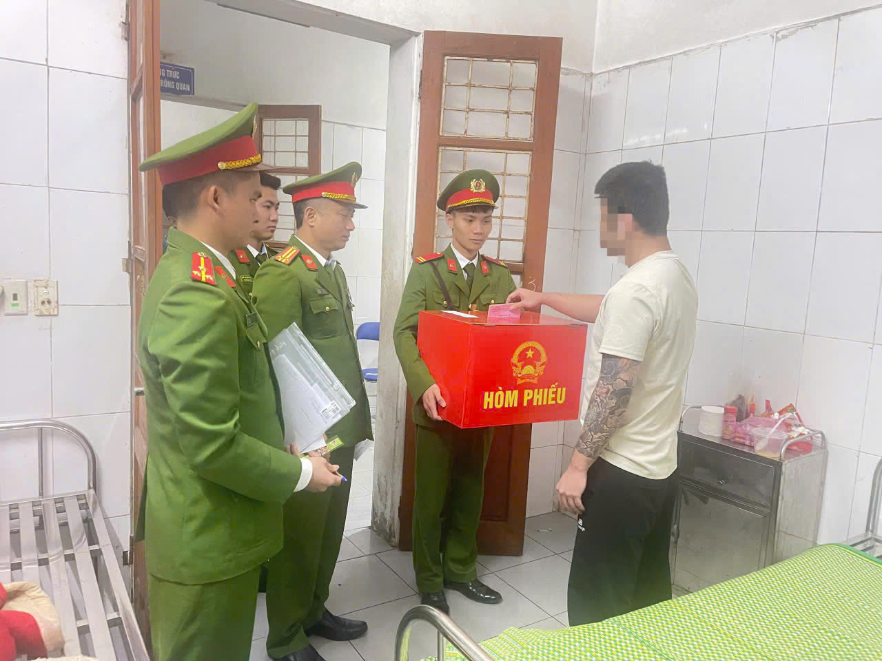 Người bị tạm giữ, tạm giam bỏ phiếu ngay trong Bệnh xá của Trại Tạm giam