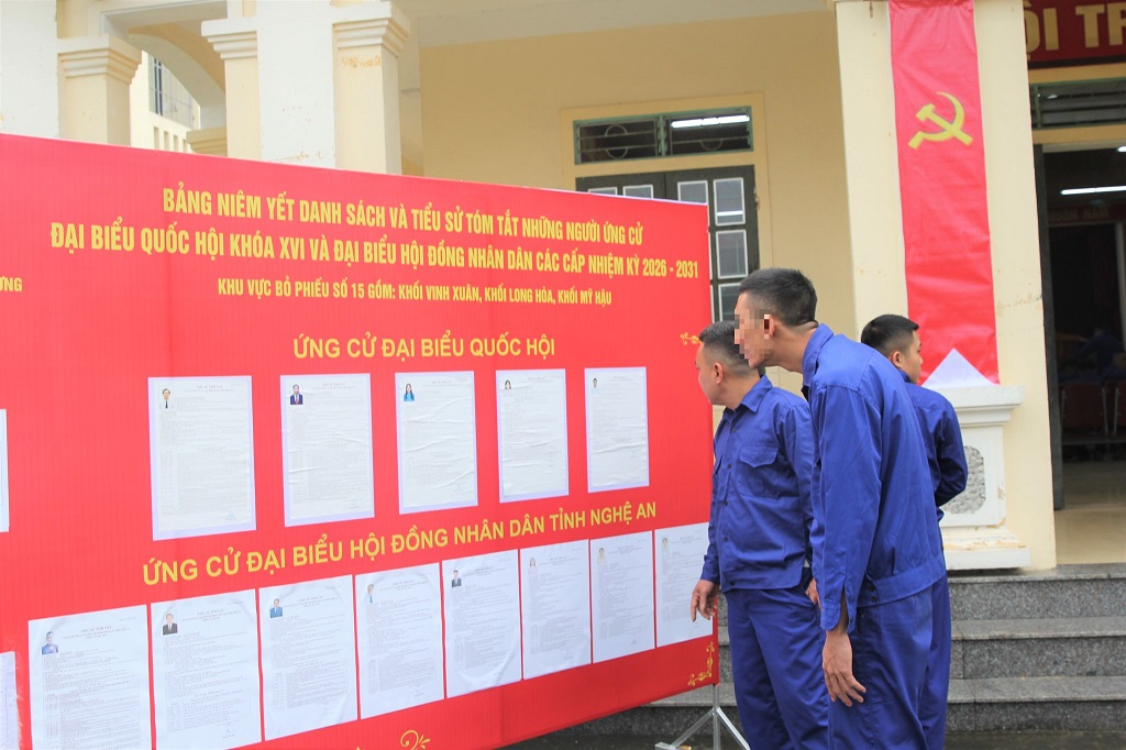 Học viên cai nghiện tìm hiểu thông tin về những đại biểu ứng cử trước khi vào bỏ phiếu bầu cử