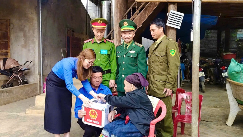 Cử tri tham gia bầu cử đại biểu Quốc hội khóa XVI và HĐND các cấp nhiệm kỳ 2026 – 2031