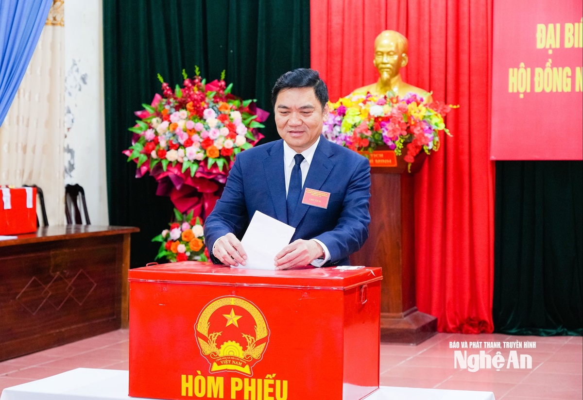 Phó Bí Thường trực Tỉnh ủy, Chủ tịch HĐND tỉnh Hoàng Nghĩa Hiếu bỏ phiếu bầu cử tại khu vực bỏ phiếu số 8, phường Vinh Phú