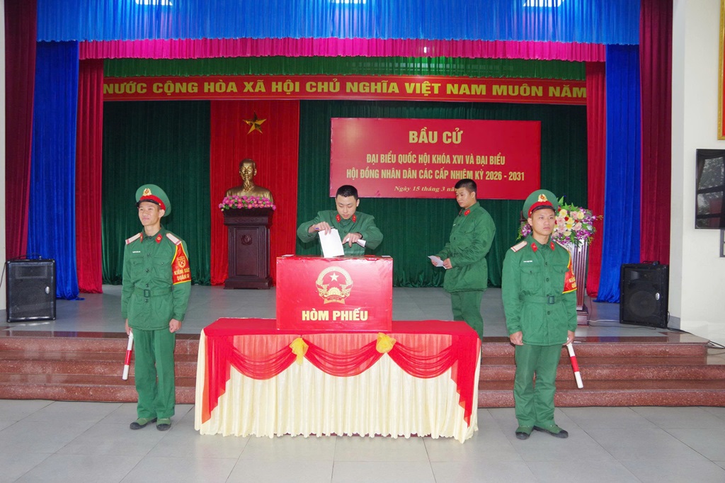 Lực lượng vũ trang tham gia bỏ phiếu