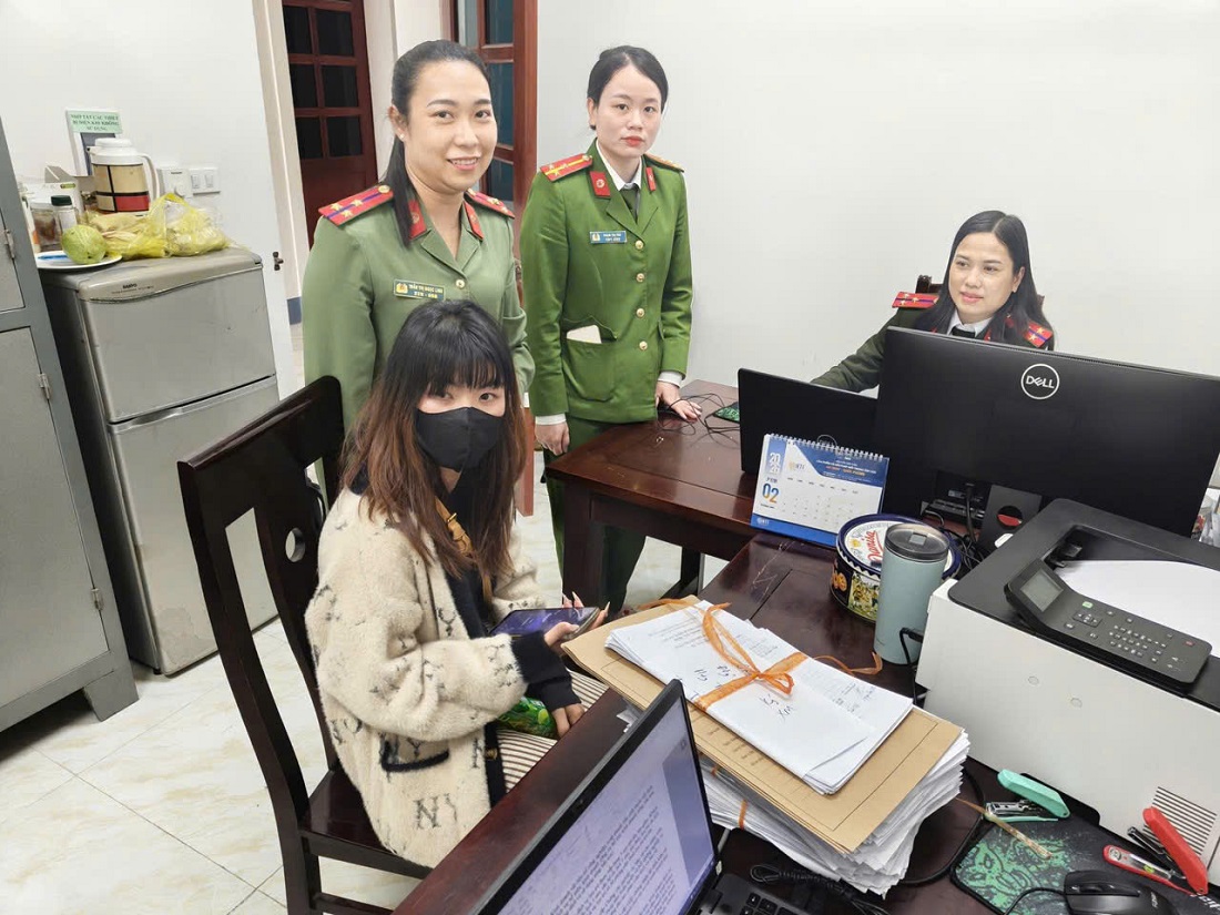 Công an xã Đức Châu động viên, giúp chị T. ổn định tâm lý