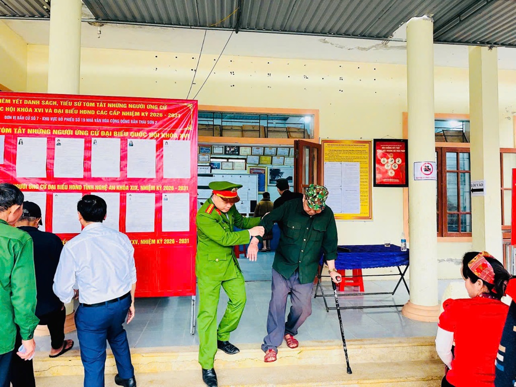 Công an Nghệ An hỗ trợ người dân tham gia bầu cử