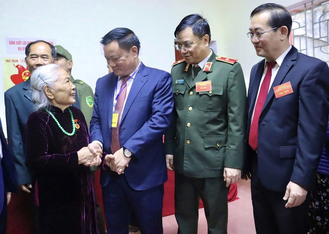 Bí thư Tỉnh ủy Nguyễn Khắc Thận trò chuyện với cử tri tại khu vực bỏ phiếu khối 22 Hưng Bình (phường Thành Vinh)