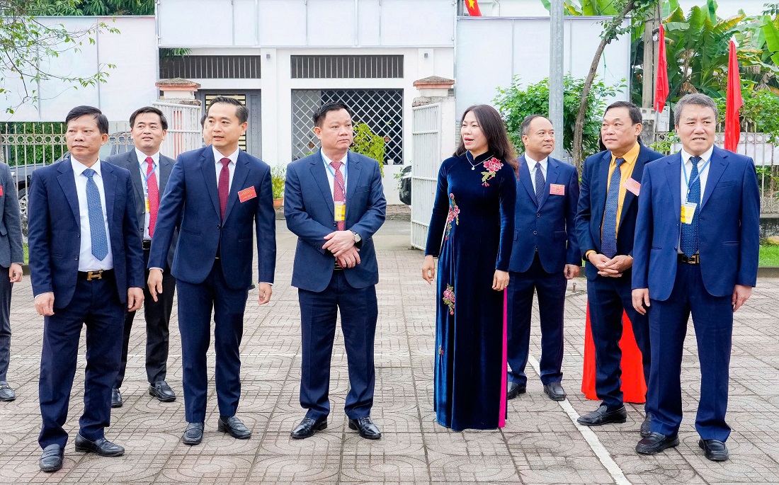 Bí thư Tỉnh ủy Nguyễn Khắc Thận ghi nhận và đánh giá cao sự chuẩn bị nghiêm túc, chu đáo, trách nhiệm của các địa phương trong công tác chuẩn bị cũng như trong tổ chức bầu cử tại khu vực bỏ phiếu khối 22 Hưng Bình (phường Thành Vinh)