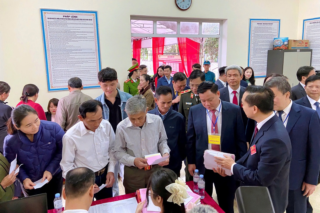 Bí thư Tỉnh ủy Nguyễn Khắc Thận kiểm tra công tác tổ chức bầu cử ở khu vực bỏ phiếu khối Xuân Đồng (phường Vinh Phú)