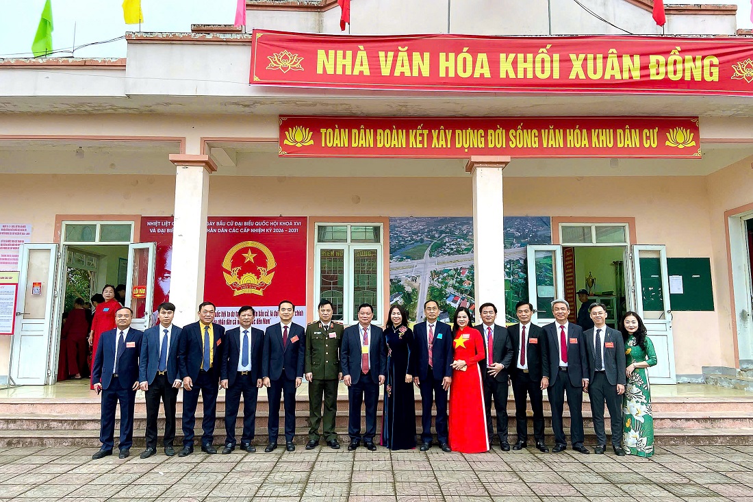 Bí thư Tỉnh ủy Nguyễn Khắc Thận chụp ảnh lưu niệm với đại biểu phường Vinh Phú