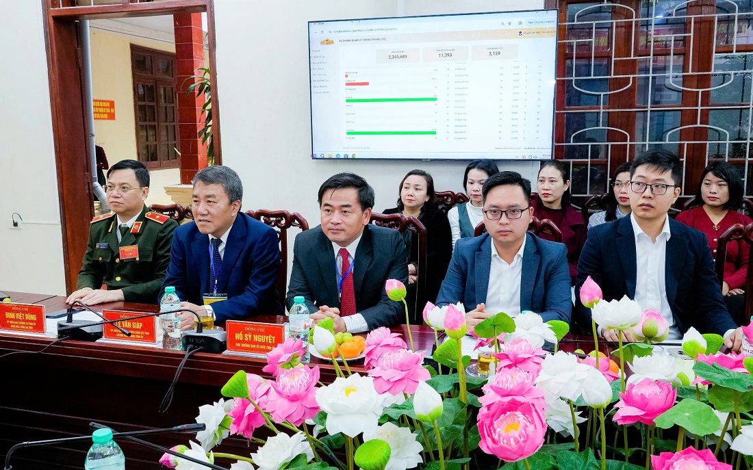 Bí thư Tỉnh ủy Nguyễn Khắc Thận đến thăm, động viên cán bộ, công chức Sở Nội vụ - cơ quan thường trực Ủy ban Bầu cử tỉnh