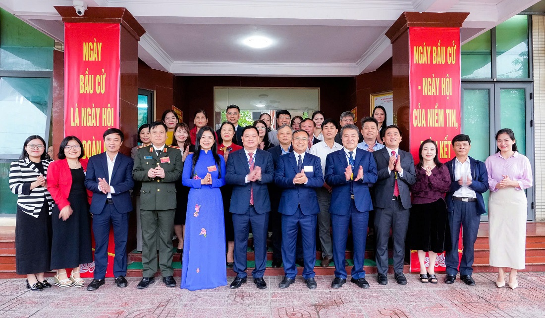 Bí thư Tỉnh ủy Nguyễn Khắc Thận chụp ảnh lưu niệm với cán bộ, công chức Sở Nội vụ