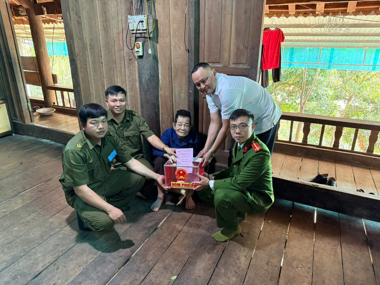 Không quản ngại khó khăn, băng rừng, vượt suối, Công an xã Châu Tiến mang thùng phiếu đảm bảo quyền bầu cử cho người cao tuổi 