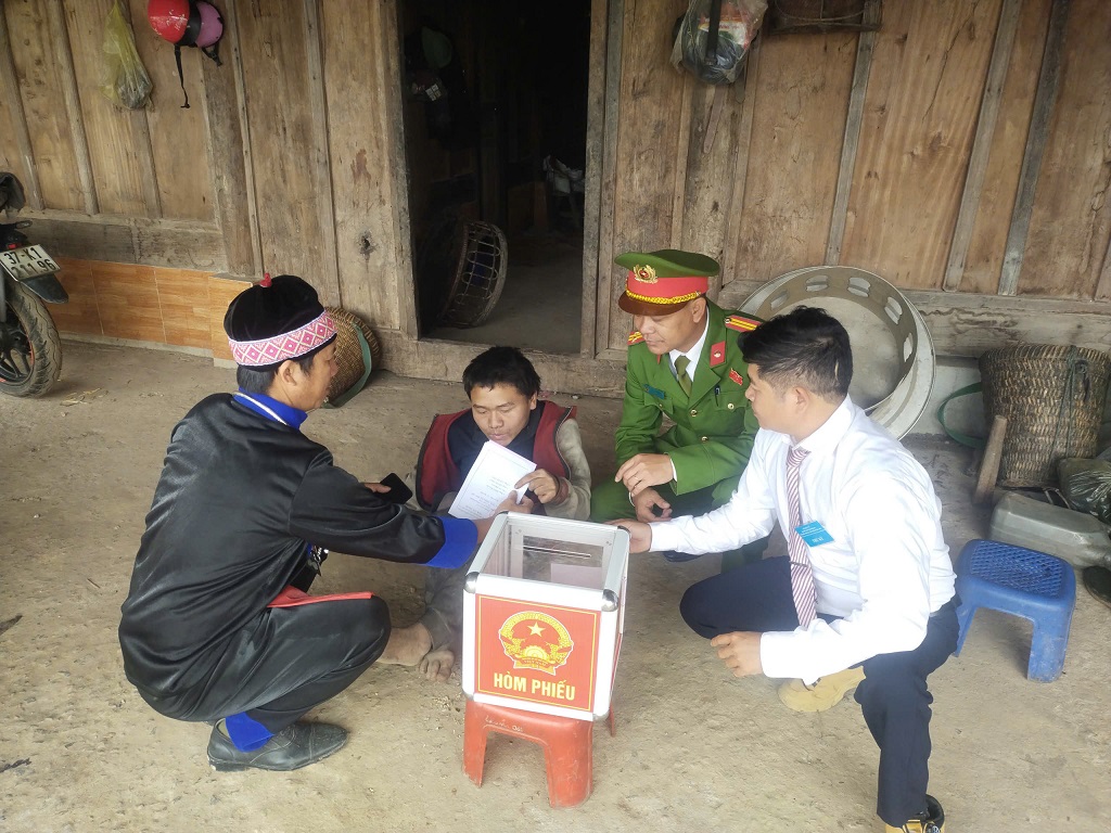 Nhằm bảo đảm quyền và nghĩa vụ của công dân trong tham gia bầu cử, Công an xã Nậm Cắn phối hợp với tổ bầu cử mang thùng phiếu lưu động đến tận nhà hỗ trợ cử tri cao tuổi bỏ phiếu