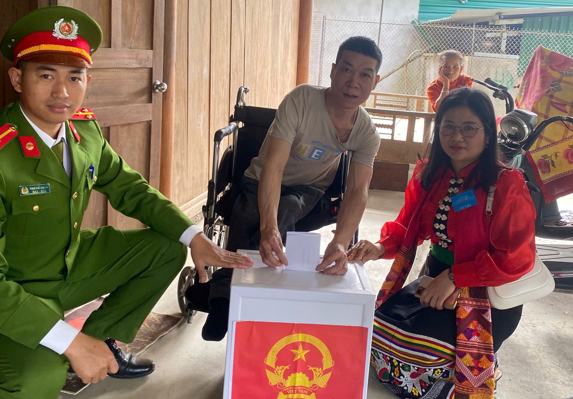 Những cử tri khuyết tật được Công an xã Yên Hòa mang thùng phiếu đến tận nhà thực hiện nghĩa vụ bầu cử
