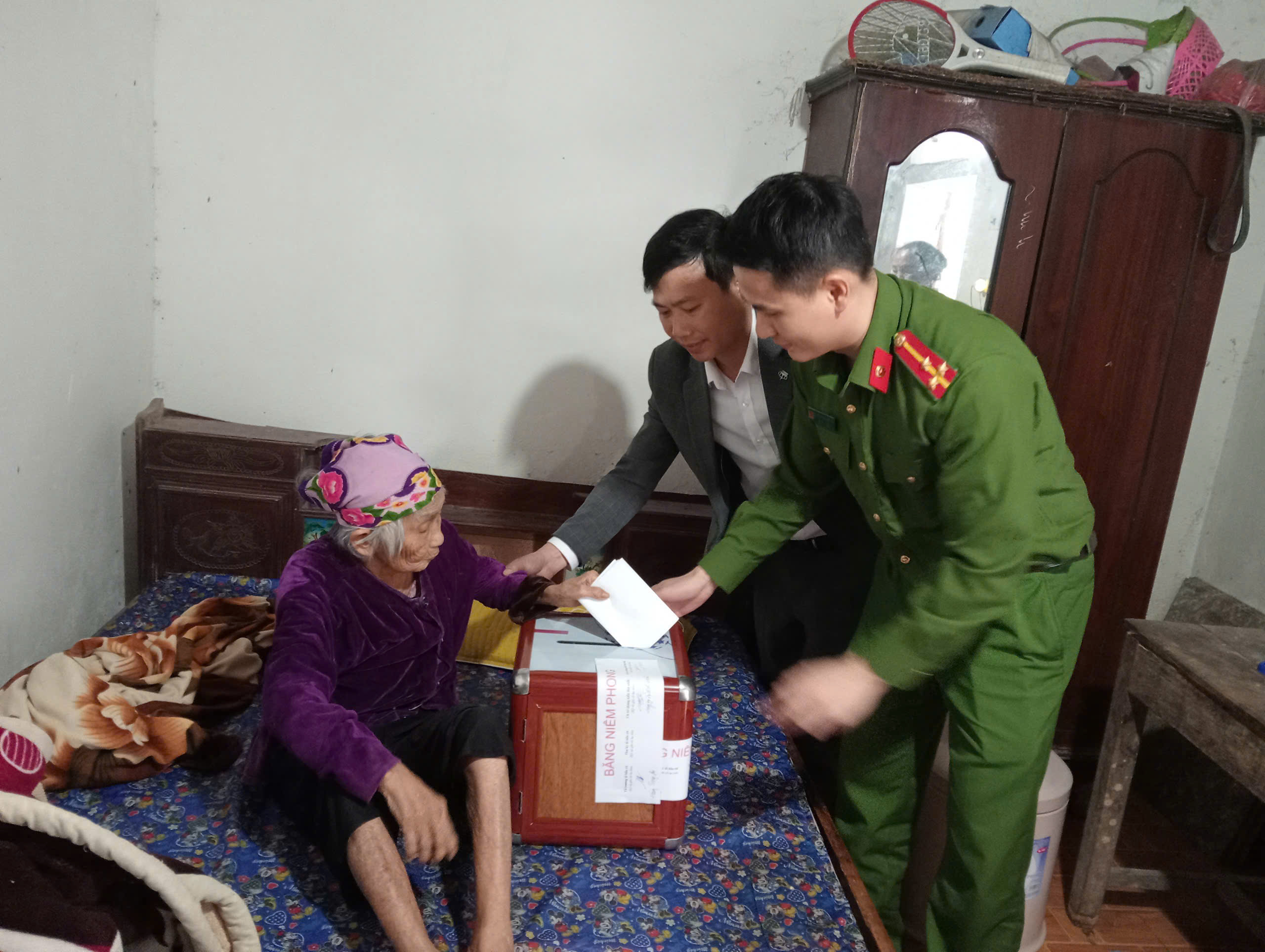 Công an xã Hải Lộc hỗ trợ người cao tuổi tham gia quyền và nghĩa vụ bầu cử