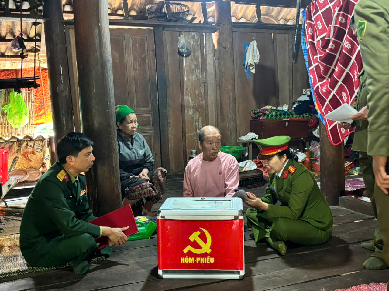 Những thùng phiếu di động được Công an các xã: Tri Lễ, Thông Thụ mang đến tận nhà các cử tri già yếu, bệnh tật