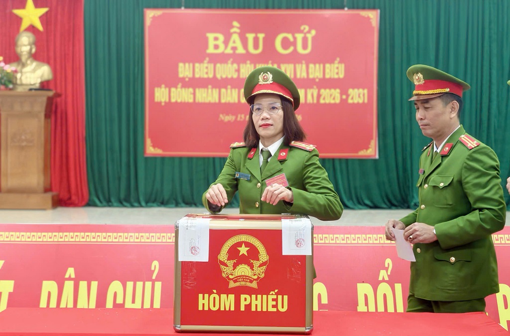 Công an phường Cửa Lò bỏ phiếu sớm để triển khai nhiệm vụ đảm bảo an ninh, an toàn tại các điểm bầu cử trên địa bàn