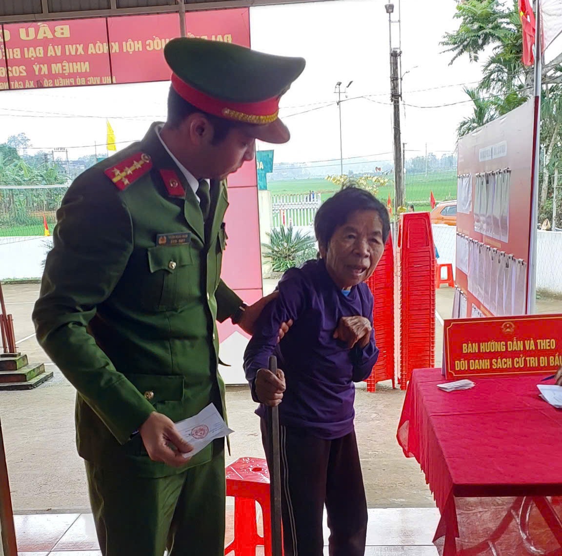 Cán bộ Công an xã hỗ trợ người già, tàn tật trong quá trình bỏ phiếu