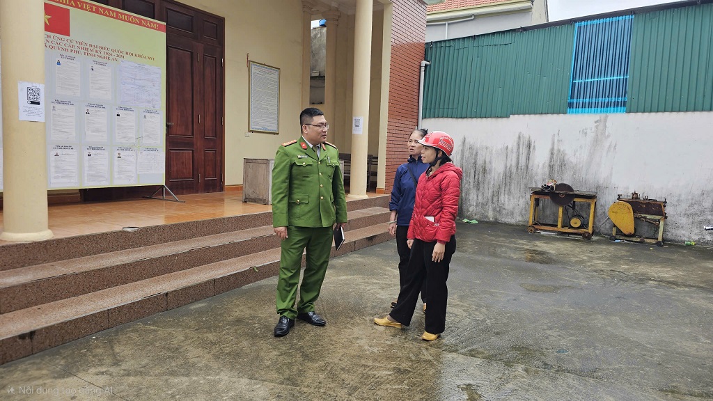 Công an xã tiếp xúc, nắm bắt tâm tư người dân