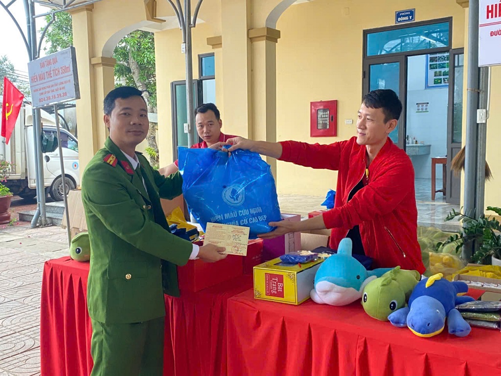 Cán bộ, chiến sĩ tích cực tham gia hiến máu