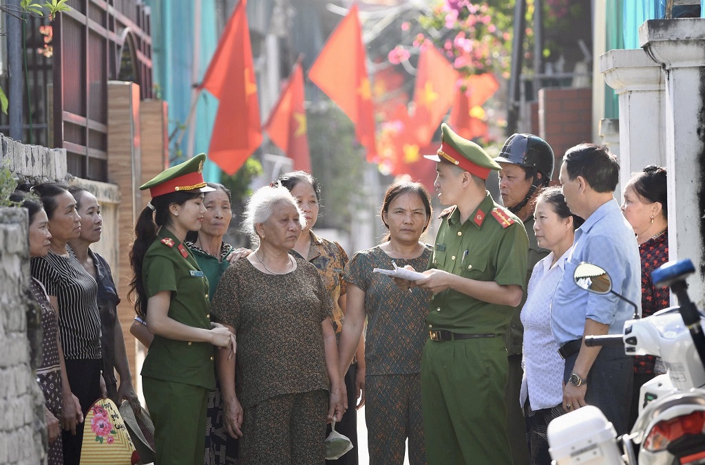 Công an xã vận động, hỗ trợ người dân treo Cờ Đảng, Cờ Tổ quốc