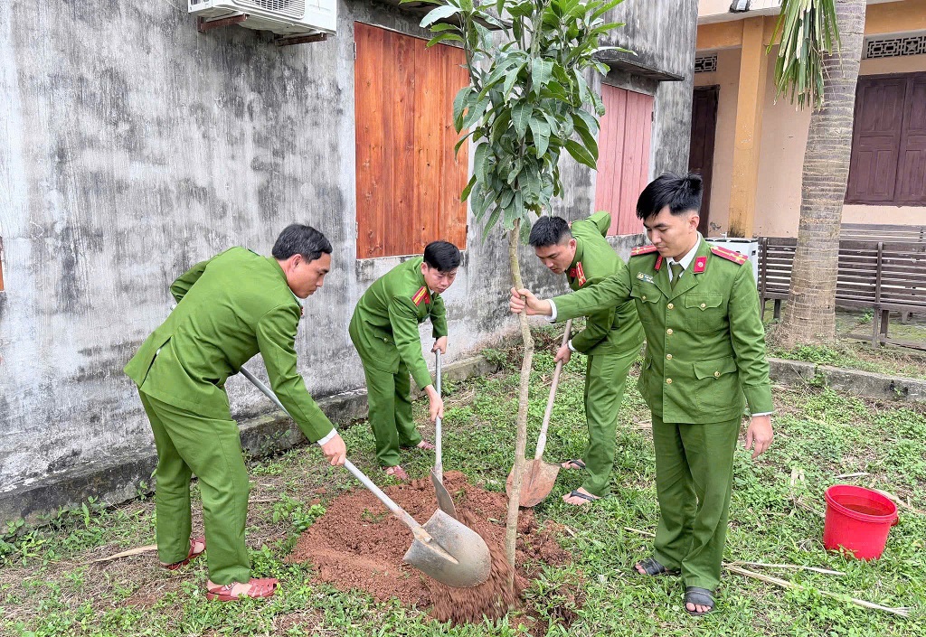 Công an xã Quỳnh Tam hưởng ứng chương trình “Tết trồng cây”