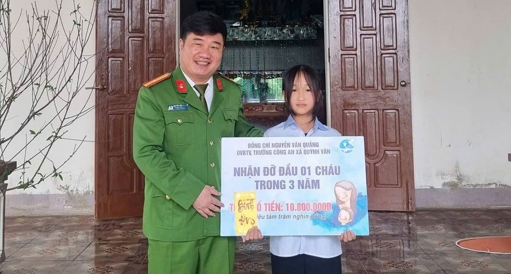 Đồng chí Trưởng Công an xã thăm hỏi, động viên con nuôi Công an xã