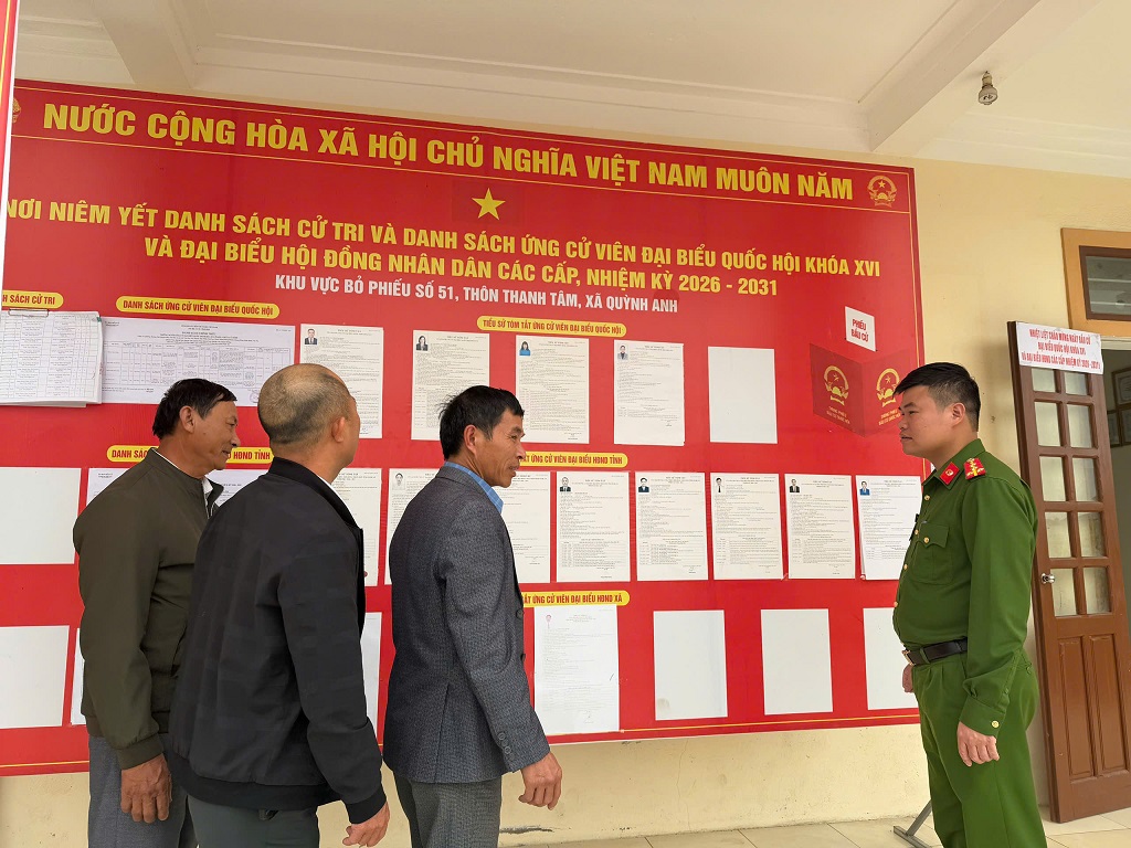 Công an xã kiểm tra tại các điểm bầu cử