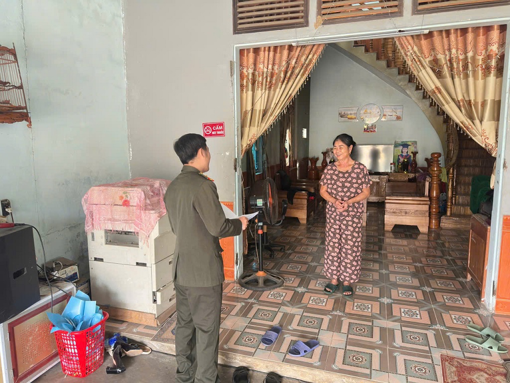 Công an xã tuyên truyền, vận động cơ sở kinh doanh in ấn chấp hành quy định pháp luật