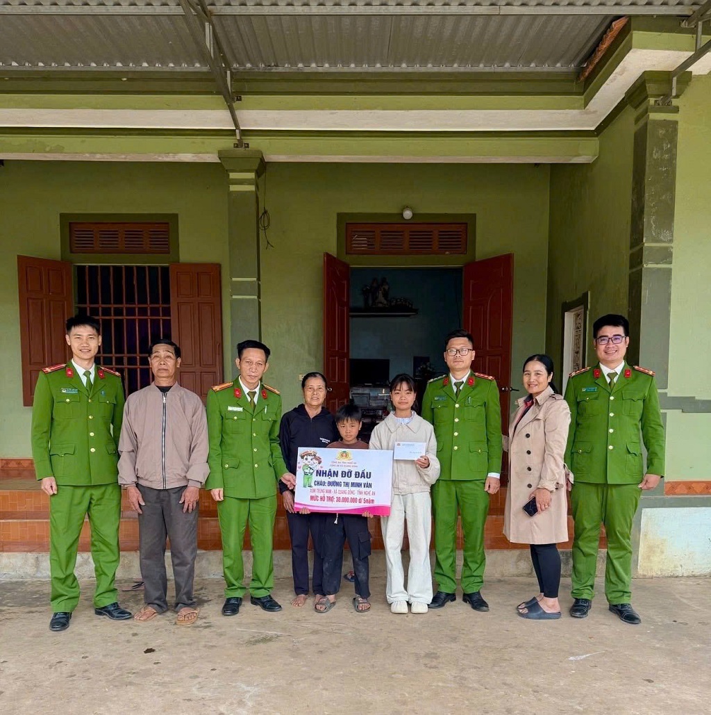 Công an xã thăm hỏi, động viên em nuôi đơn vị nhận đỡ đầu
