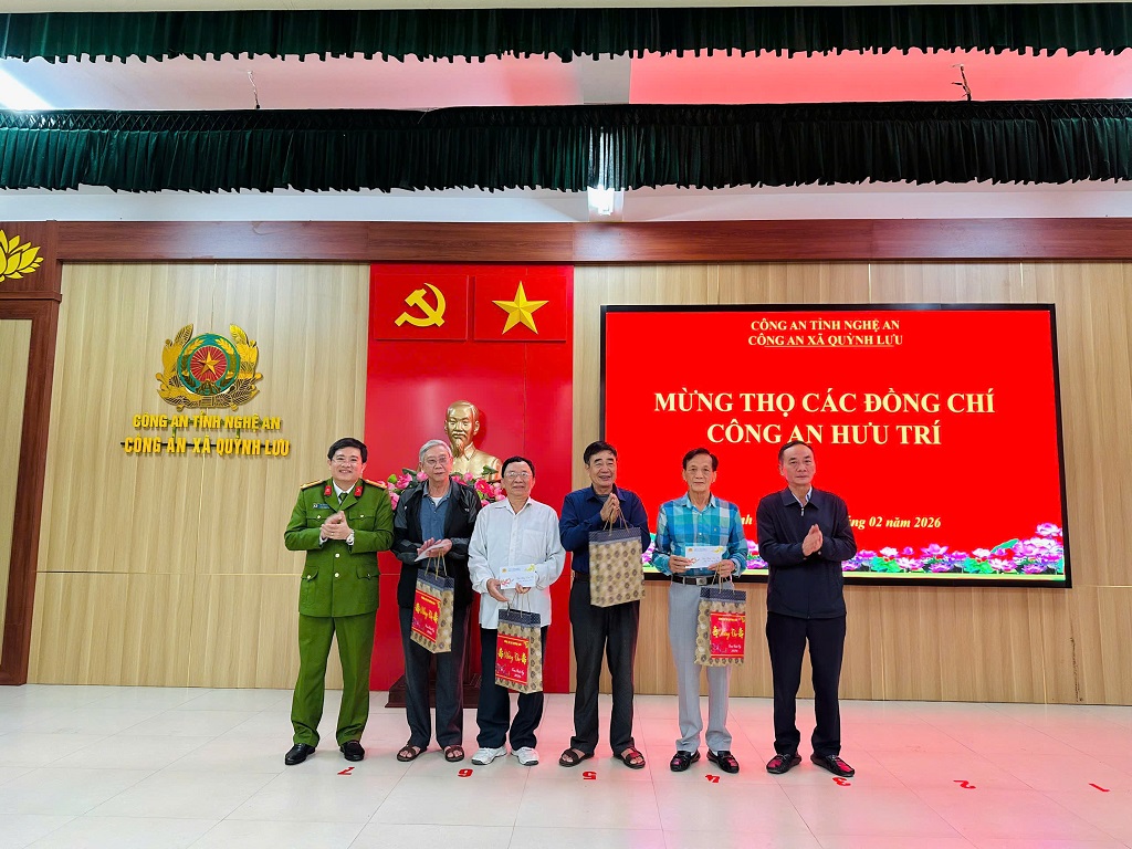 Công an xã tặng quà đại biểu