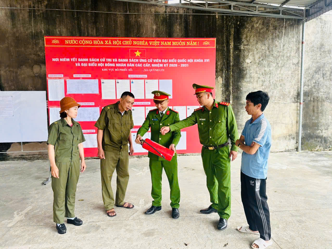 Công an xã hướng dẫn người dân tăng cường kiểm tra PCCC  tại điểm bầu cử