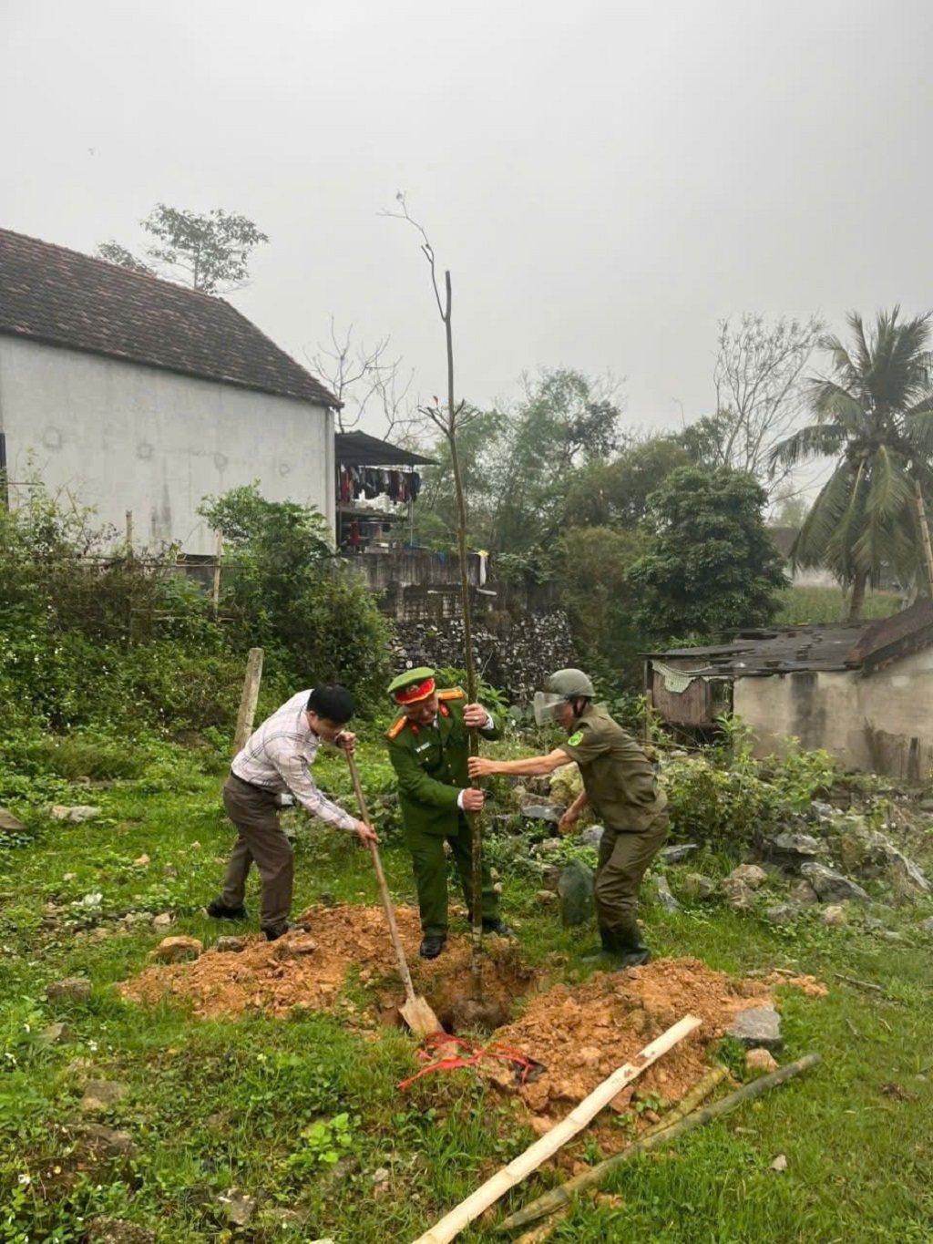 Công an xã tham gia Tết trồng cây
