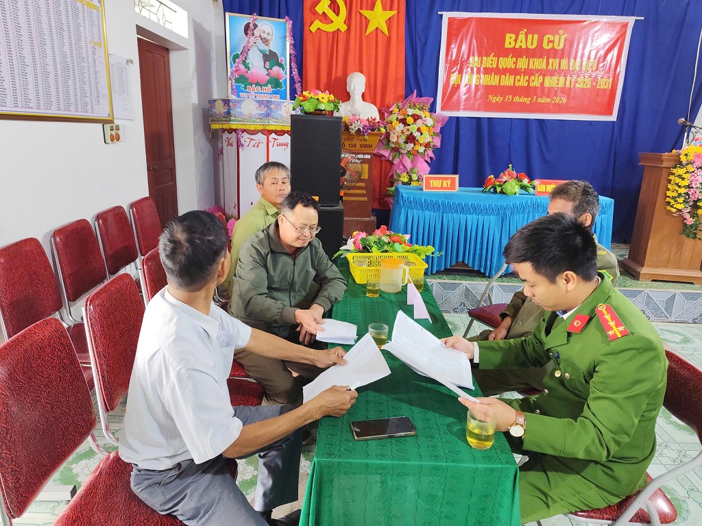 Công an xã Đại Đồng kiểm tra khu vực bỏ phiếu và niêm yết danh sách cử tri 