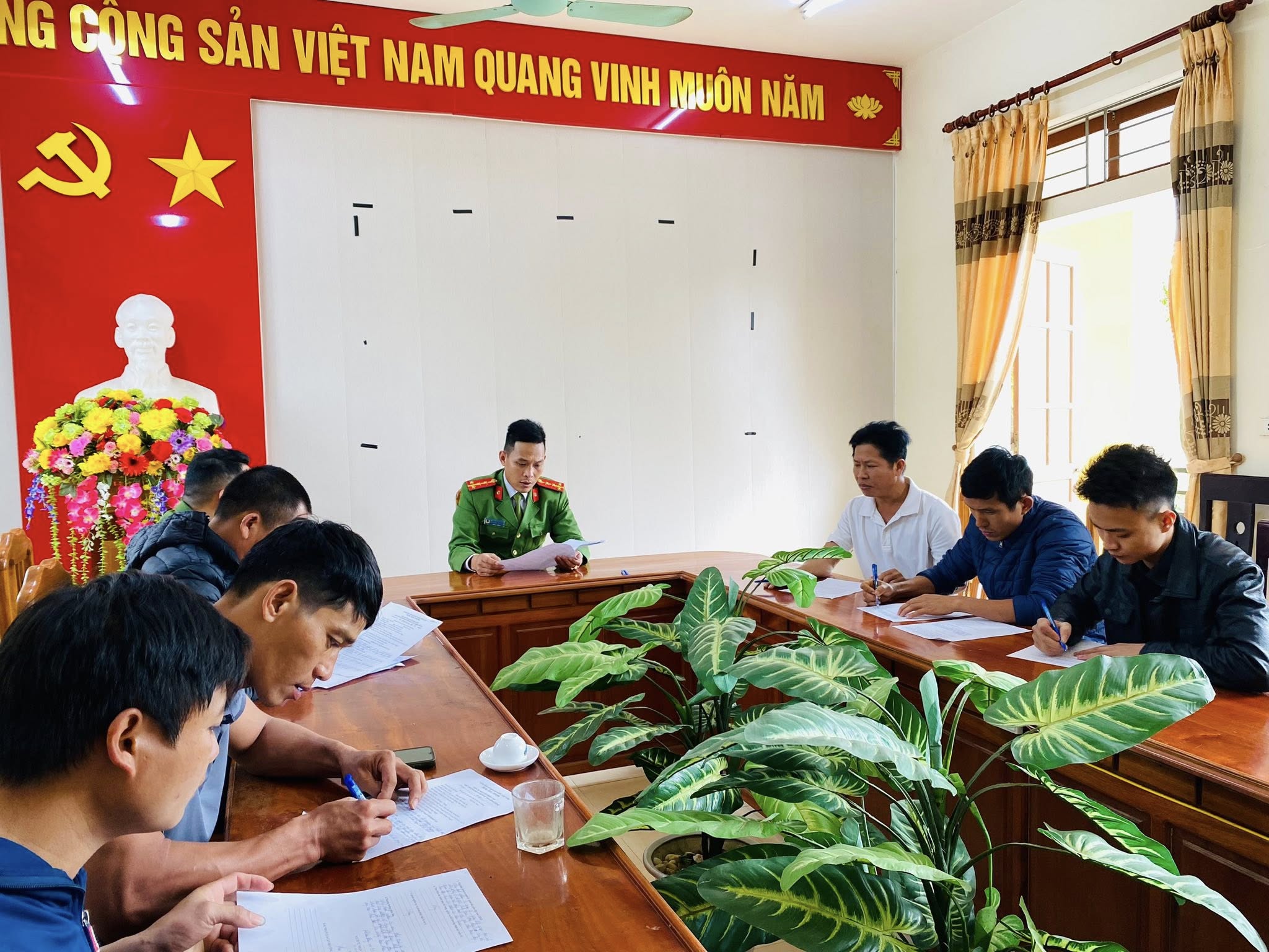 Công an xã tiến hành kiểm danh, kiểm diện số đối tượng chấp hành án phạt tù tại cộng đồng