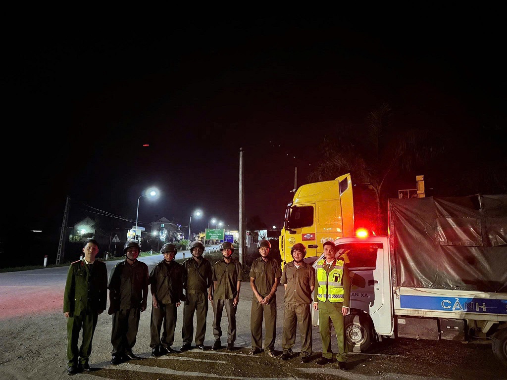 Công an xã tăng cường tuần tra vũ trang