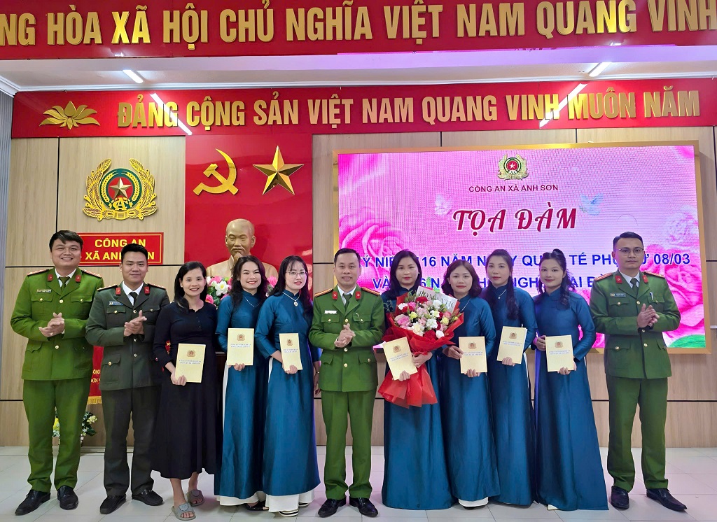 Công an xã trao quà tặng CBCS nữ