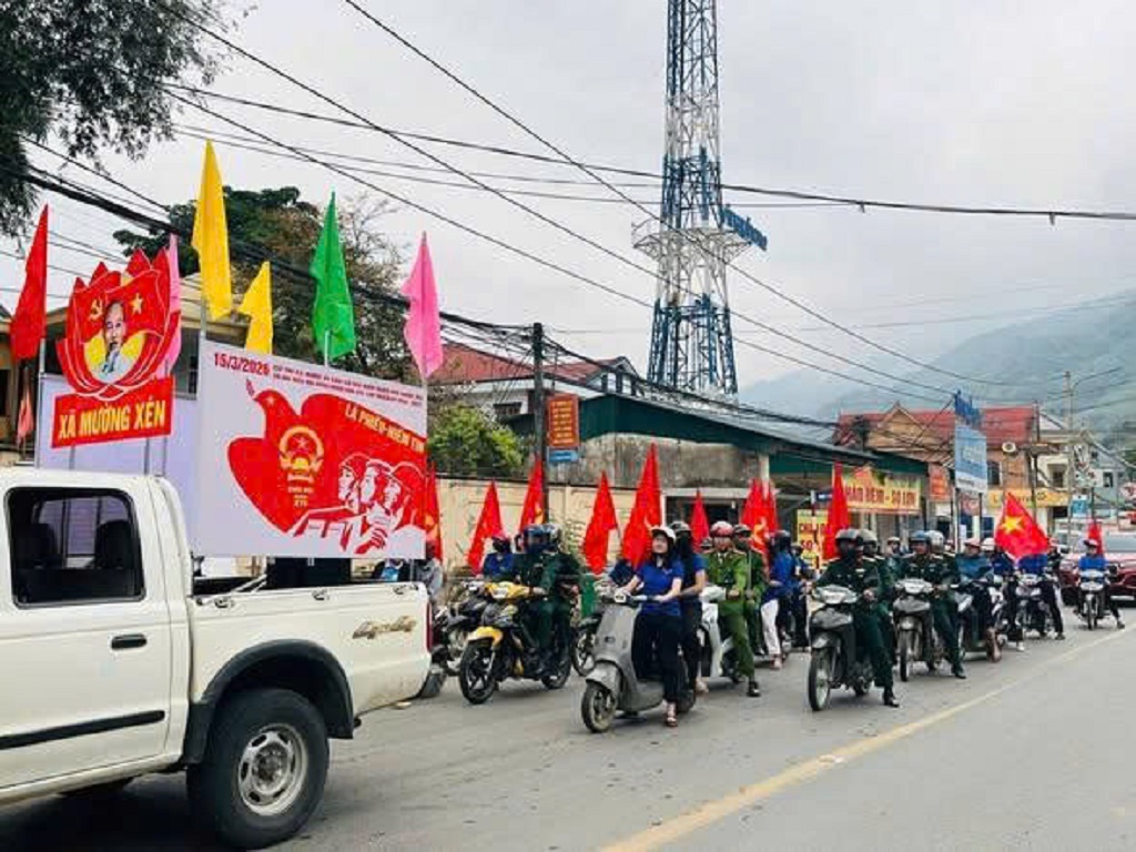  Công an xã Mường Xén phối hợp ban, ngành, đoàn thể tuyên truyền lưu động về bầu cử