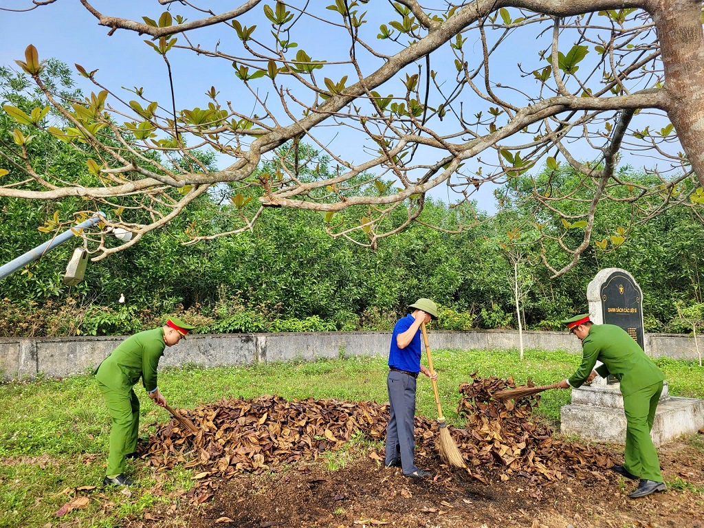 Công an xã Bình Minh tổ chức dọn dẹp vệ sinh và thắp hương tri ân tại Nghĩa trang liệt sỹ