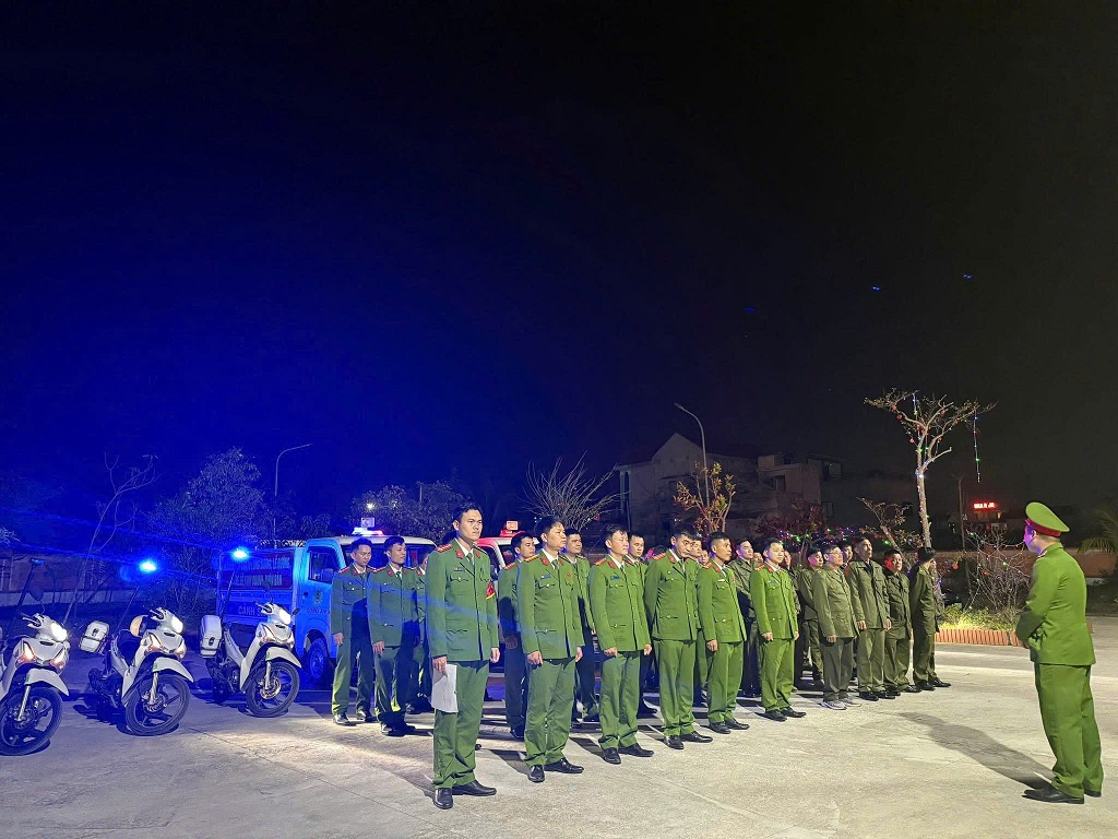 Công an xã tăng cường tuần tra vũ trang