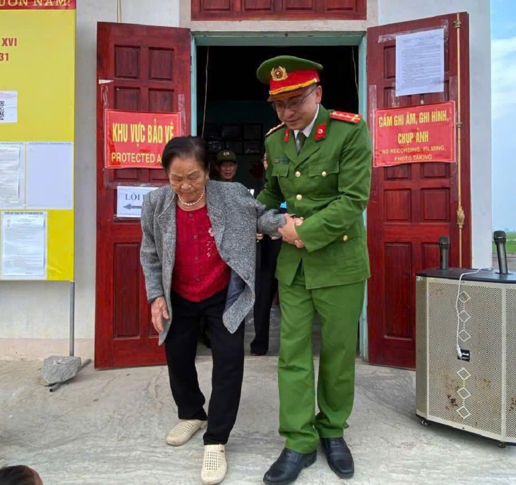Cán bộ Công an xã hỗ trợ người dân trong quá trình bỏ phiếu