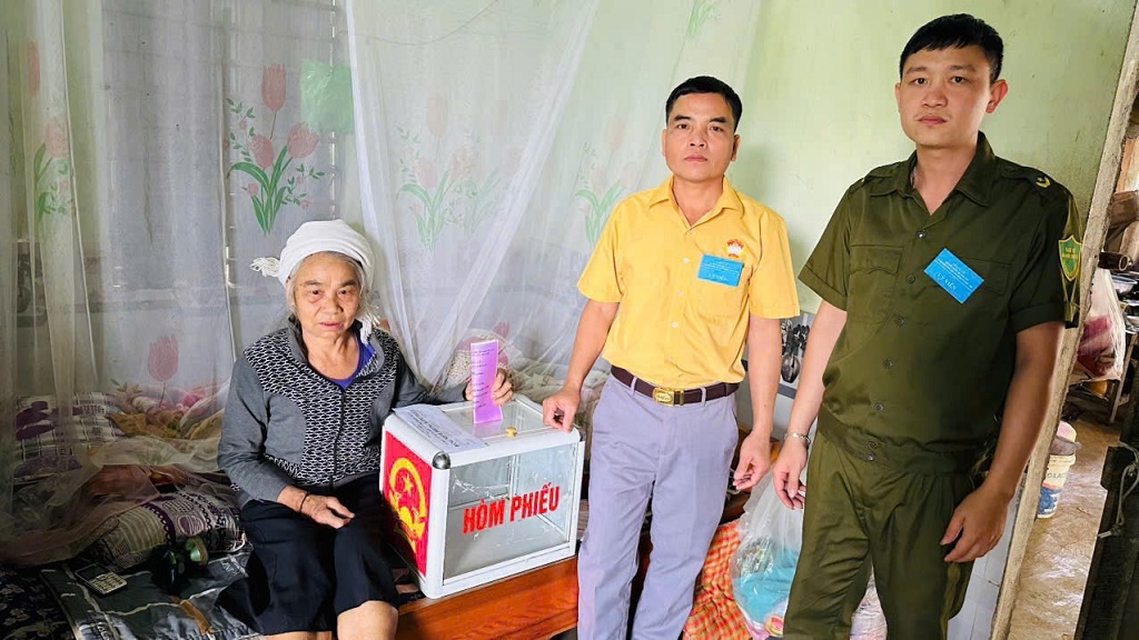 Hỗ trợ người dân trong quá trình bỏ phiếu